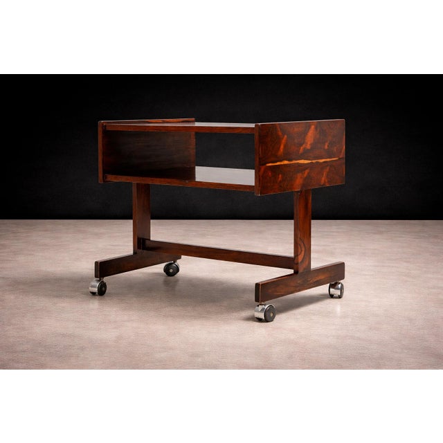 Wood Console on Wheels in Rosewood & Chrome Wheels, Sergio Rodrigues, 1960s For Sale - Image 7 of 12