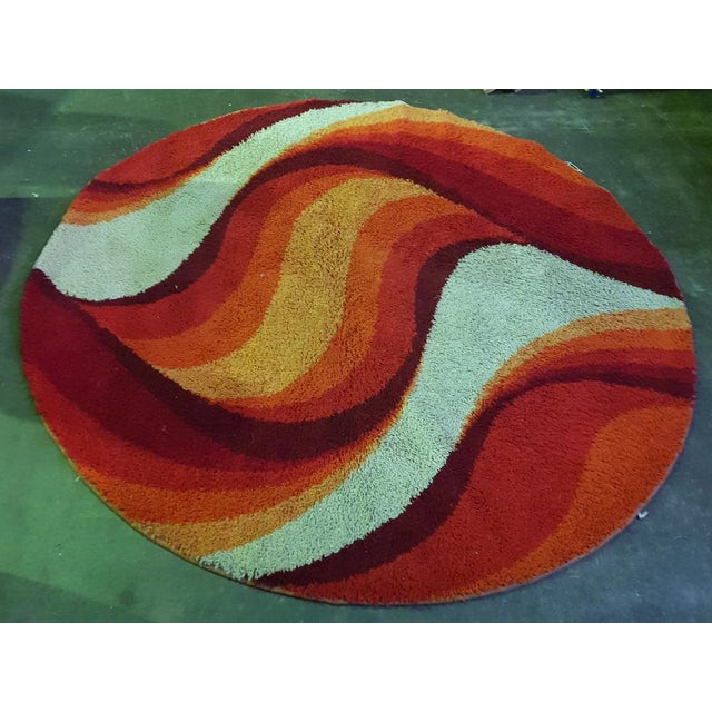 This piece has a wave like flowing pattern that fades from beige to red, orange and darkred. prinstapijt brand Desso from...