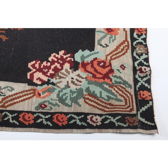 Ivory Vintage Anatolian Floral Kilim With Central Bouquet – Handwoven Wool Flatweave Kilim Rug -5' 8'' X 8' 2'' For Sale - Image 8 of 12