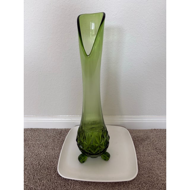 1970s Vintage MCM L E Smith Diamond Butt 3 Wheel Green Swung Tall Vase For Sale - Image 5 of 10