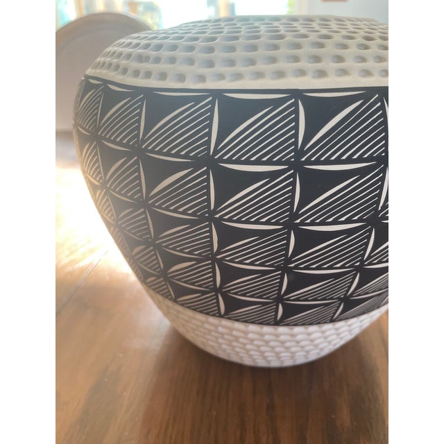 Off-white Early Vintage Katherine Victorino Acoma Pueblo Fine Line Pottery Vase – Signed K. V. For Sale - Image 8 of 12