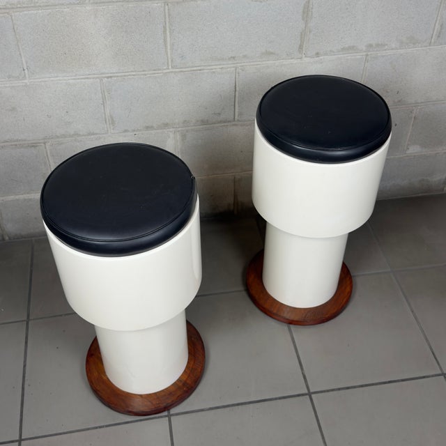 Modern Stools in White Lacquered Wood, 1960s, Set of 2 For Sale - Image 4 of 13