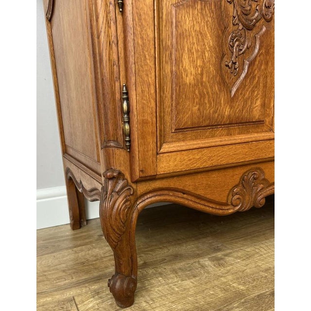 French Louis XVI Display Cabinet in Oak For Sale - Image 12 of 15