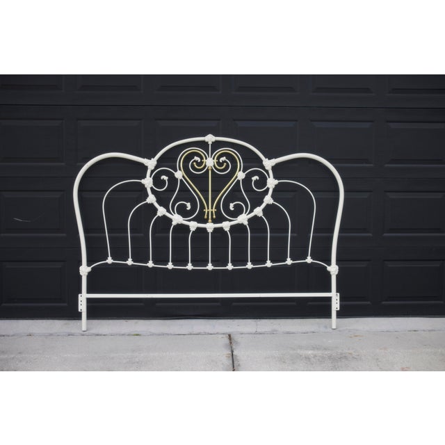 1990s Vintage White King Headboard & Footboard by Elliot’s Designs, Inc. – Classic Elegant Bedroom Set For Sale - Image 5 of 10