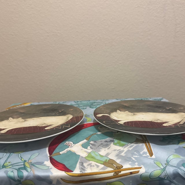 American Vintage Warren Kimble "Cat Nap Inn" Stoneware Plates for Sakura - a Pair For Sale - Image 3 of 5
