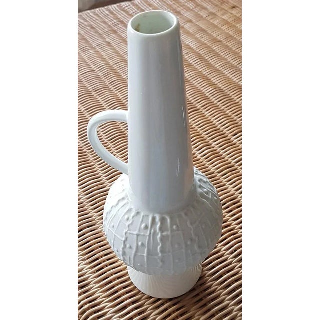 1970s Space Age White Porcelain Vase from Royal Kpm, 1970s For Sale - Image 5 of 5
