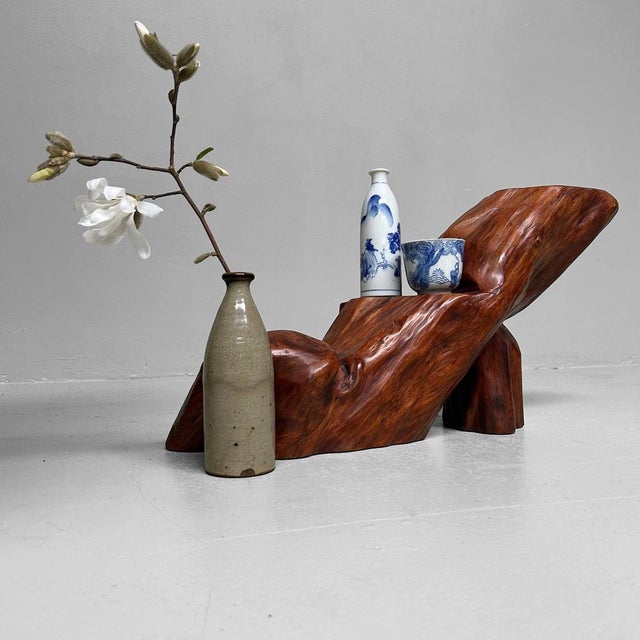 Beautiful wooden stand from the 1920s, expertly crafted from keyaki wood (Zelkova). Dimensions: height 34 cm, width 66 cm,...