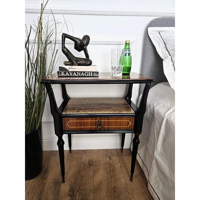 Very elegant and refined Italian 1950s Mid-Century Modern design, pair of bedside tables with double glass top, central...