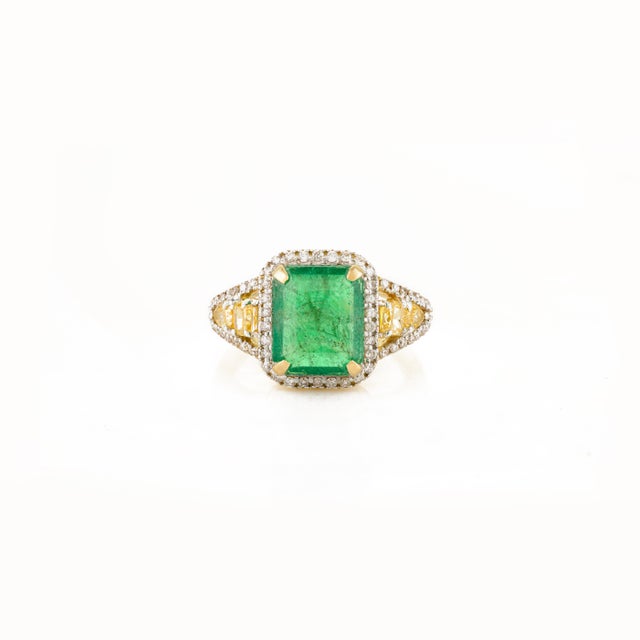 Contemporary Vintage Emerald Wedding Ring With Yellow Diamonds Size 6 For Sale - Image 3 of 12
