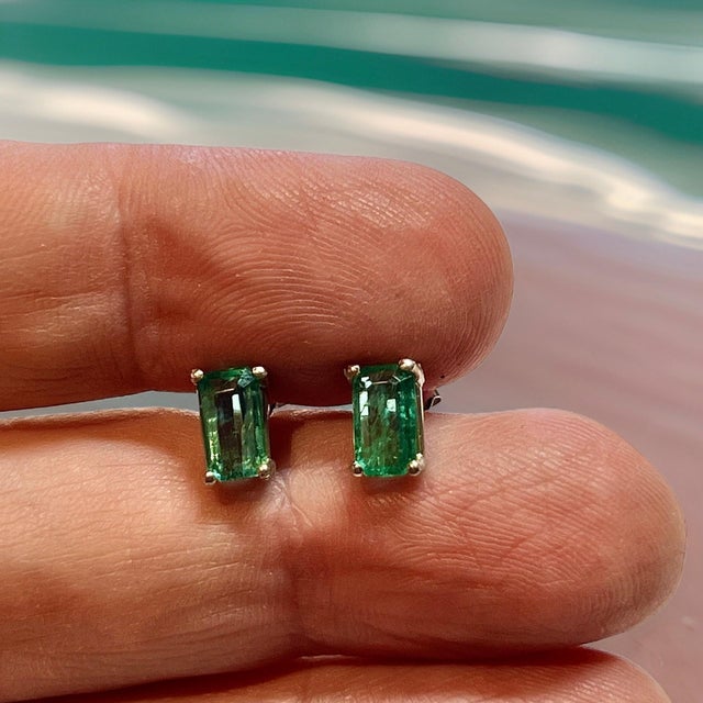 2010s Natural Emerald Stud Earrings 14k White Gold 1.25 Cts Certified For Sale - Image 5 of 8