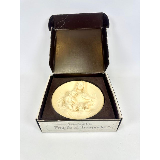 Stone Italian Hand-Carved Alabaster Wall Plate by A. Santangela for Studio Dante Di Volteradici, 1983 For Sale - Image 7 of 15