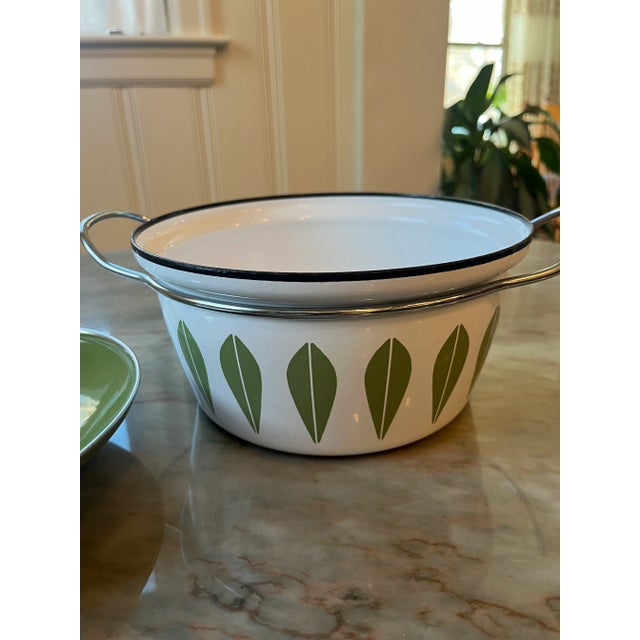 1960s 1960s Cathrineholm Mid-Century Lotus Pattern in White on Avocado Enamelware Casserole With Lid For Sale - Image 5 of 12