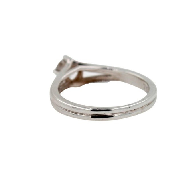 Vintage Style Brilliant Cut Round Shape Silvery Grey White Diamond Solitaire 18k, Size 6.5 For Sale - Image 4 of 7