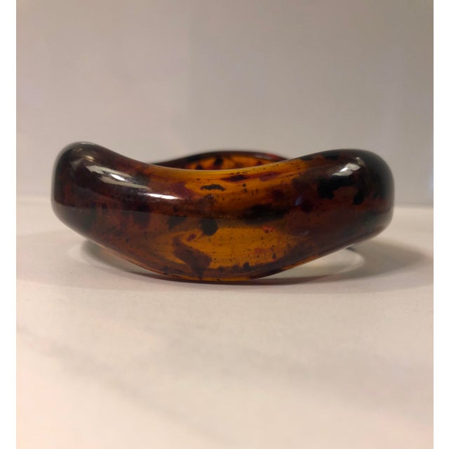 Brown 1970s Italian Lucite Tortoise Shell Abstract Bangle For Sale - Image 8 of 10