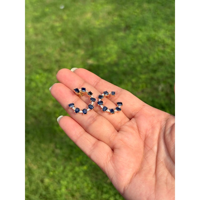 4.07ct Sapphire Diamond Geometric Open Hoop Earrings in 14k Yellow Gold- A Pair For Sale In New York - Image 6 of 14