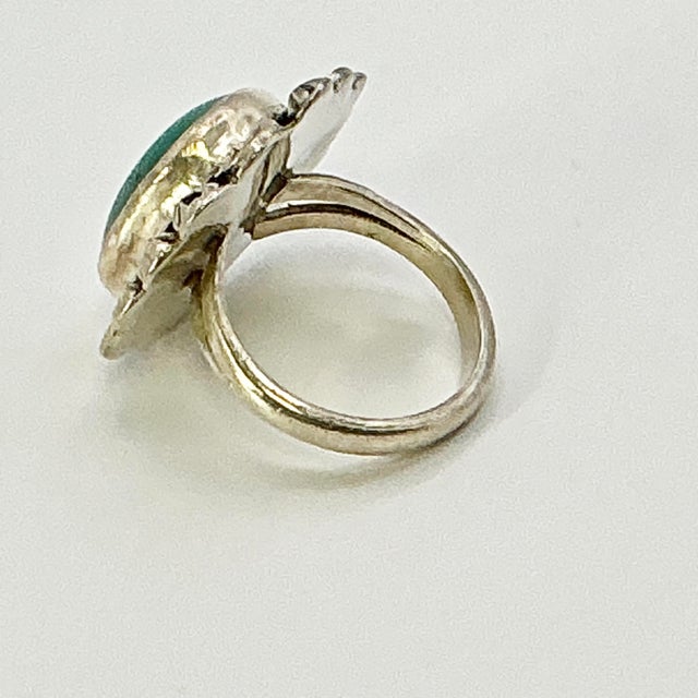 1970s Vintage Southwestern Navajo Boho Chic Sterling & Turquoise Cocktail Ring - Size 7.25 For Sale - Image 14 of 14
