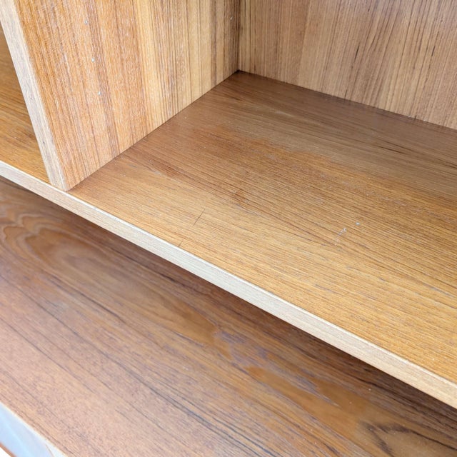 Brown Mid-Century Danish Teak Bookcase by Poul Hundevad for Hundevad & Co. For Sale - Image 8 of 11