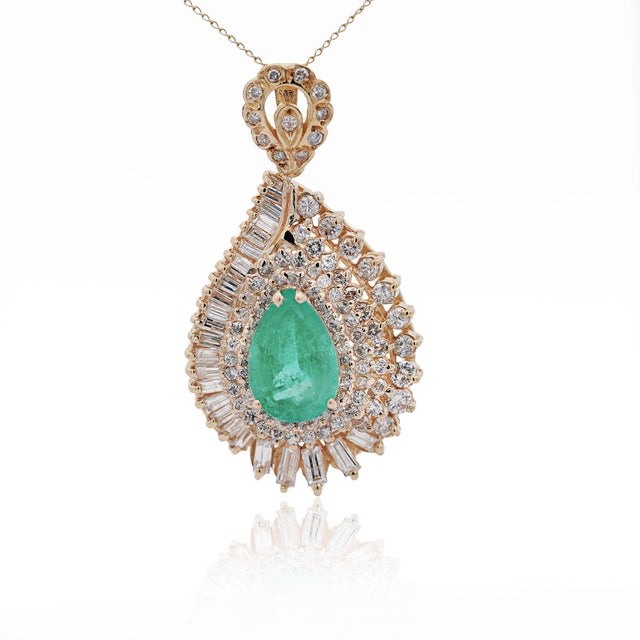 Metal 4.5 Carat Pear Cut Colombian Emerald & Diamond 18k Gold Pendant Necklace For Sale - Image 7 of 8