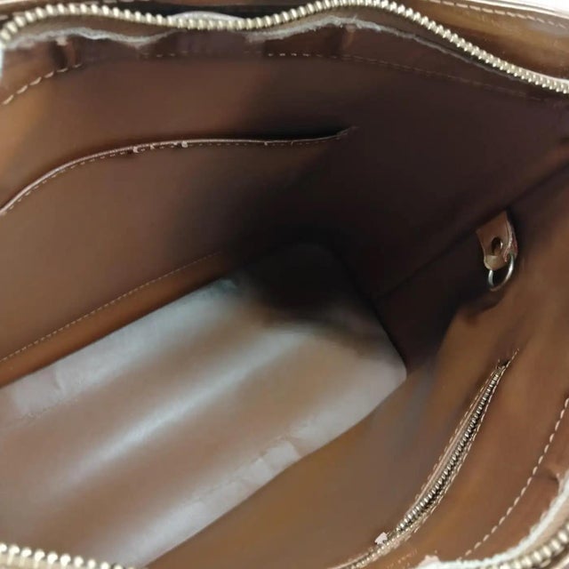 Contemporary A 2000 Louis Vuitton Brown Patent Leather and Vachetta Houston Shoulder Bag For Sale - Image 3 of 18