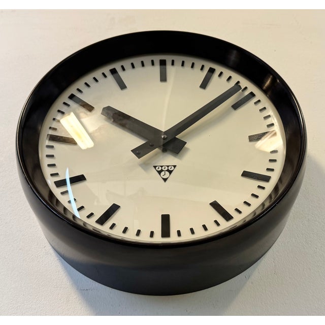 Industrial Bakelite Factory Wall Clock from Pragotron, 1960s For Sale - Image 6 of 16