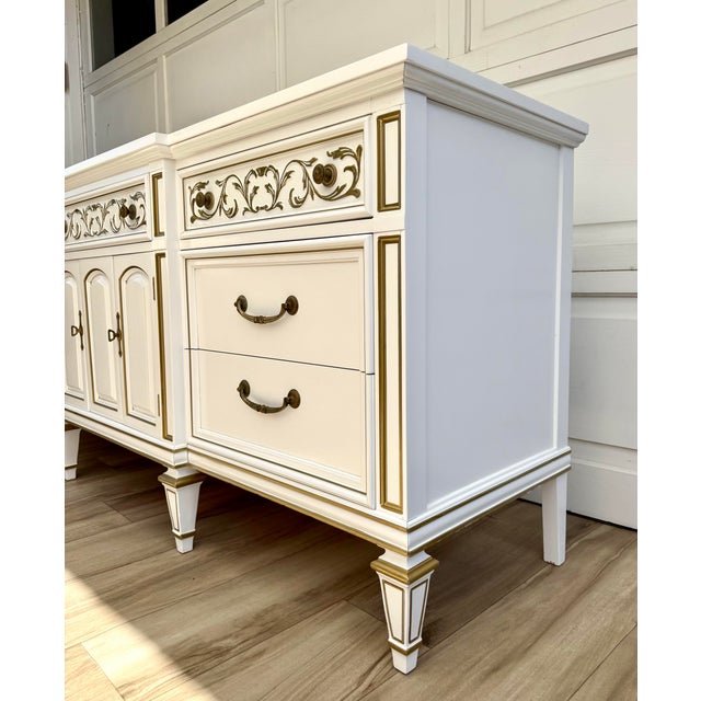 1970s Thomasville Dresser Credenza Newly Refinished in White With Gold Details For Sale In Los Angeles - Image 6 of 11