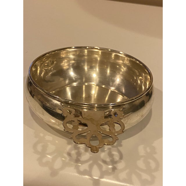 Wallace Silversmiths 1950s Traditional Sterling Silver Porriger Cup or Bowl With Detailed Handle Wallace Silver For Sale - Image 4 of 7