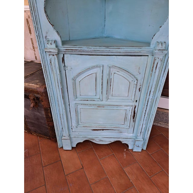 SHABBY Italian corner cabinet in shabby chic lacquer – late 19th century, solid chestnut Elegant Italian corner cabinet...
