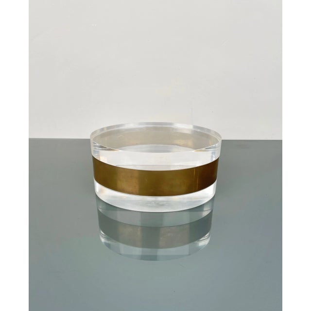 Oval decorative box in acrylic glass and brass. Good condition, patina of time. Perfect also for jewelry, for the desk, or...