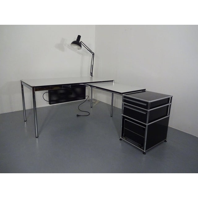 Large USM Haller desk combination from the 1990s, including a plug-in desk lamp by Louis Poulsen. Large desk: Height 74.5...