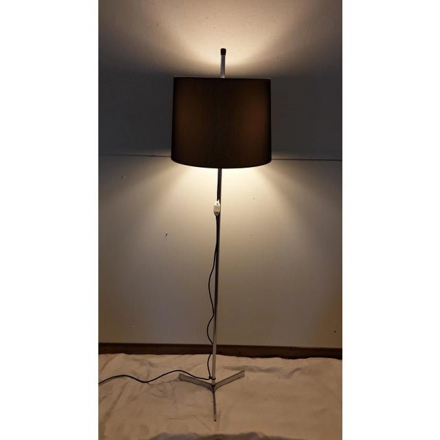 1960s Vintage Floor Lamp with Chromed Steel Tube Frame, Chrome Tripod Foot & Gray Fabric Shade, 1960s For Sale - Image 5 of 6
