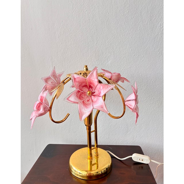 Vintage Pink Murano Glass Floral Table Lamp – Authentic Italian Curved Flower Desk Lamp With Brass Frame – Romantic Atmospheric Lighting For Sale - Image 18 of 18