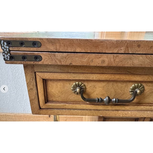 Wood Vintage Mastercraft 1970 Grand Rapids Expandable Burlwood & Brass Rolling Bar Cart Server For Sale - Image 7 of 8
