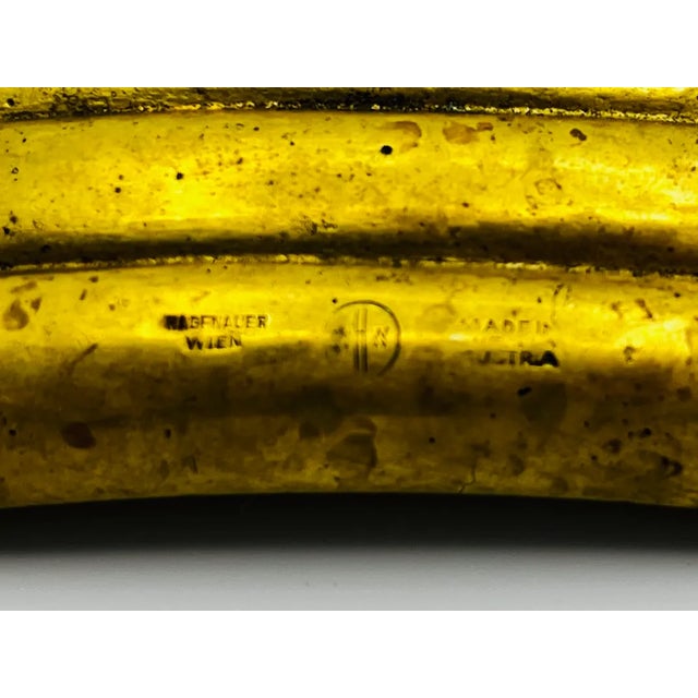 This curved, ribbed ashtray from the 1930s is a beautiful example of the artistic craftsmanship of Viennese Modernism,...