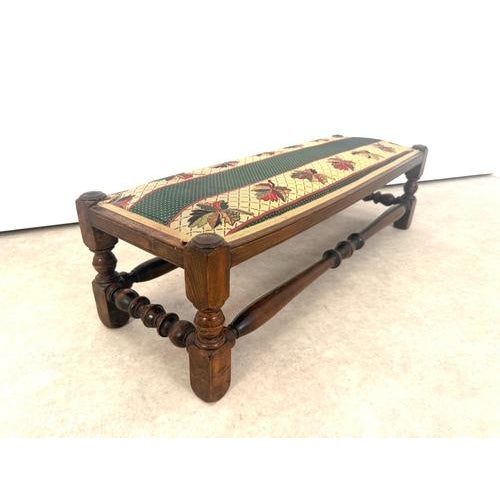 Victorian English Fireside Bench in Oak, England, 1890 For Sale - Image 4 of 11