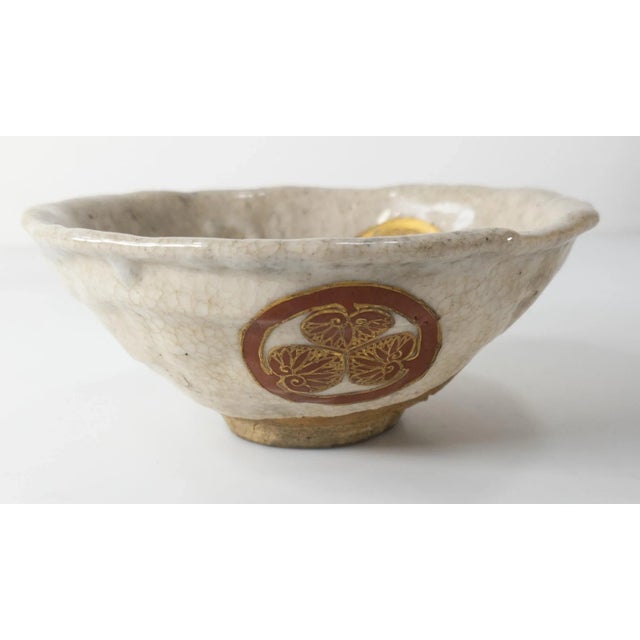 Cream 20th Century Japanese Kiyomizu Rokubei Kenzan Style Chawan Tea Bowl For Sale - Image 8 of 13