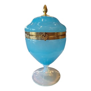 Antique French Bi-Colored Opaline Glass Trinket Box With Ormolu For Sale