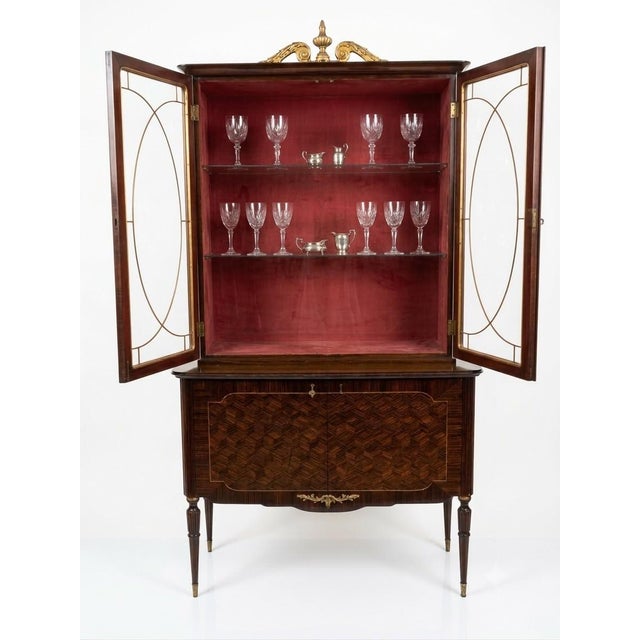 1930s Art Deco Italian Walnut Display Cabinet with Brass Details and Red Velvet Interior, 1930s For Sale - Image 5 of 7