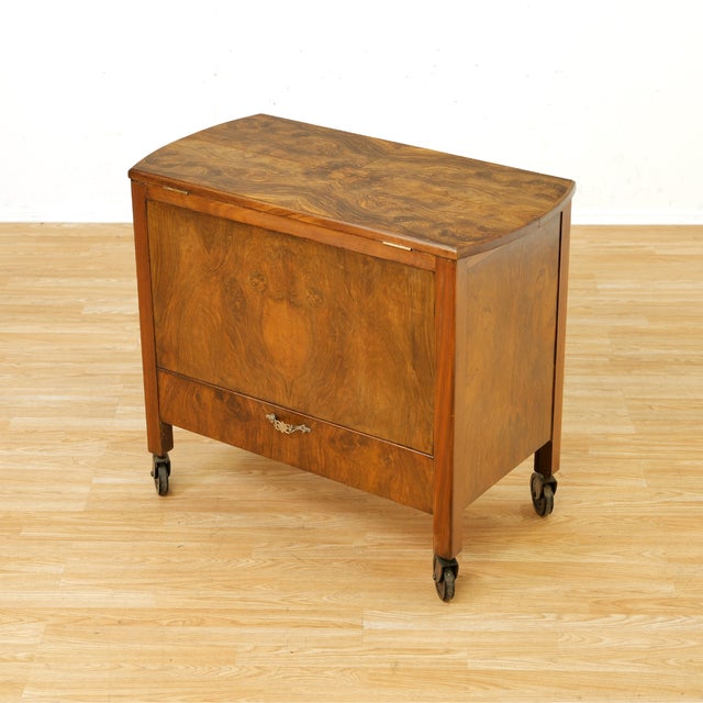 1950s 1950s British 'Pop-Up' Liquor Cabinet Bar Cart in Burl Wood For Sale - Image 5 of 15