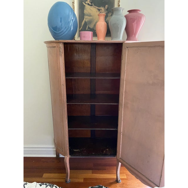 Antique French Louis XV Revival Painted Display Cabinet With Curved Glass Panel – Circa 1880–1910 For Sale In Chicago - Image 6 of 10