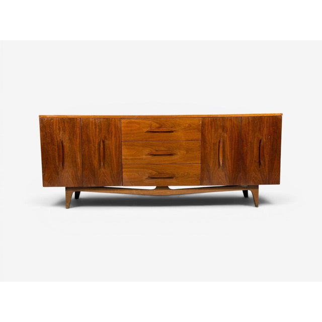 Young Manufacturing, Mid-Century Modern, Standard Dresser, Walnut, USA, 1960s A modern dresser designed and produced by...