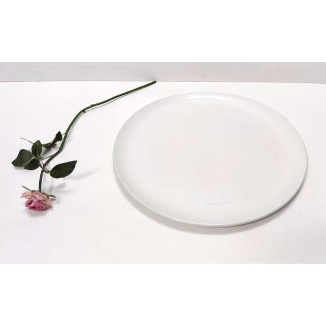 1920s White Lacquered Ceramic Dessert Plate attributed to Richard Ginori for Gio Pointi, Italy, 1928 For Sale - Image 5 of 12