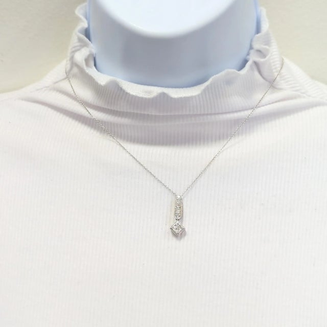 Beautiful pendant necklace with 0.28 ct. of round diamonds that are bright, white, and good quality. Metal: 18k Gold...