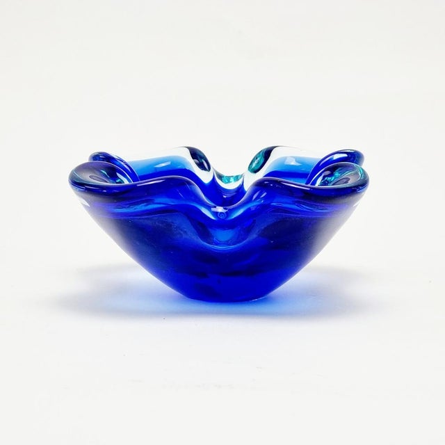 Beautiful mid-century Murano sommerso glass ashtray/small bowl (Italy, 1960s). Made of thick blue, dark blue and...