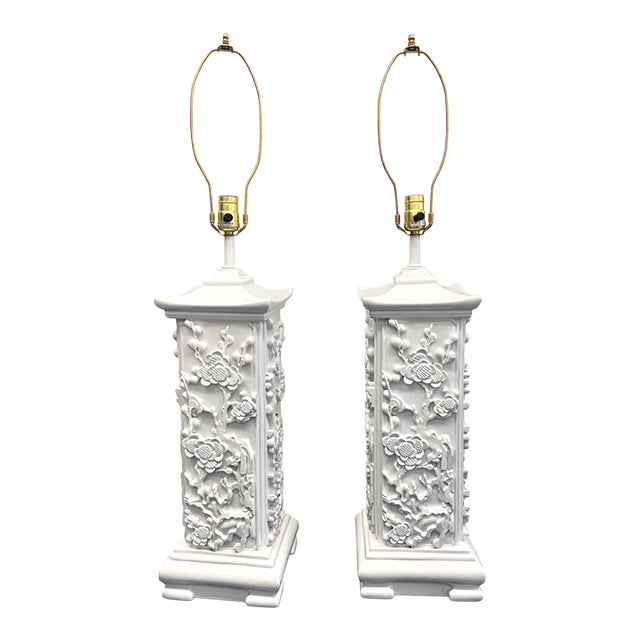 1970s High-Gloss White Lacquer Chinoiserie Relief Table Lamps – 33” - a Pair For Sale