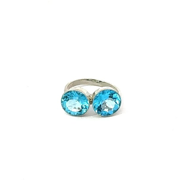 Metal Two Stone Blue Topaz Faceted Round Cut 10 Mm Ring in Solid Silver - Size 8 For Sale - Image 7 of 13