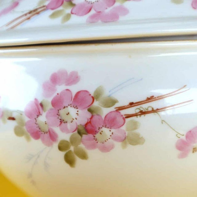 This refined porcelain tureen, made by the prestigious ginori brand, is a piece of art that enriches any table. Dating...