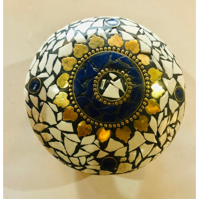 1990s Vintage Handmade Round Shaped Natural Stones Boxes in Cobalt White & Gold, Set of 3 For Sale - Image 5 of 8