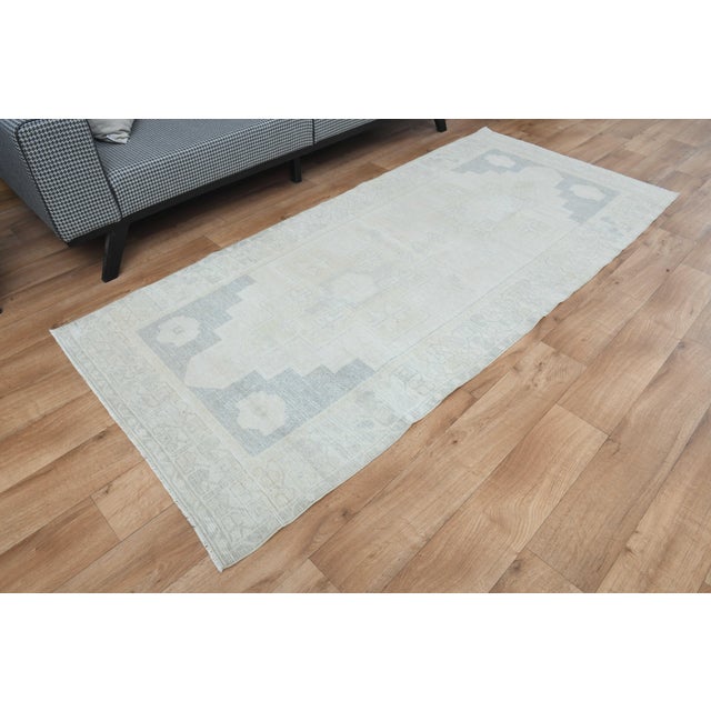 1970s 1970s Vintage Handmade Wool Cotton Turkish Beige Area Rug For Sale - Image 5 of 11