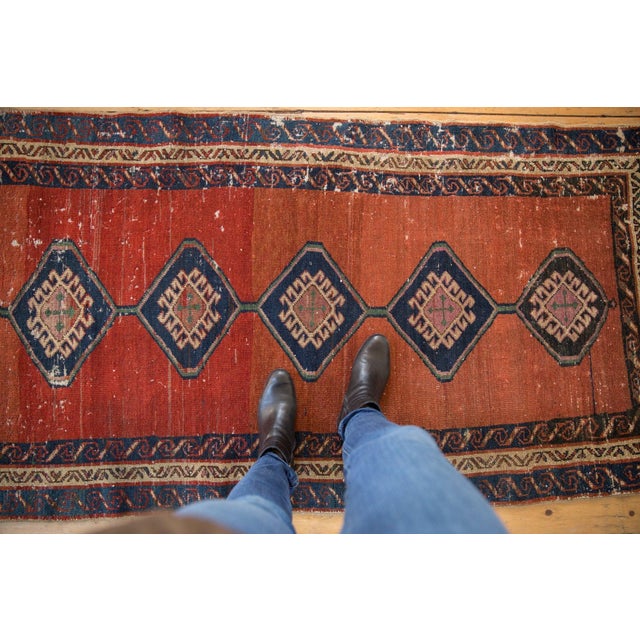 :: Repeating center medallion interconnected by a single vinery at each diamond shaped point, with interior hook and latch...
