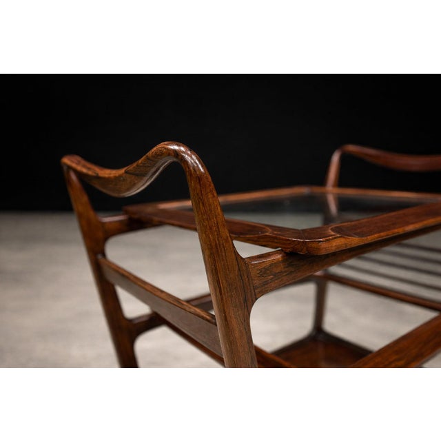 Mid-Century Modern Brazilian Modern Bar Cart in Rosewood & Glass by Carlo Hauner, 1960s – Lot 212 For Sale - Image 3 of 12